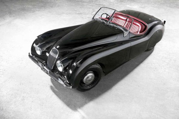 Първоначално витрина за новия двигател XK, Jaguar беше залят от запитвания. Кола, която се превърна в прекрасен символ на следвоенното възстановяване и любимец на холивудските и кралските особи.